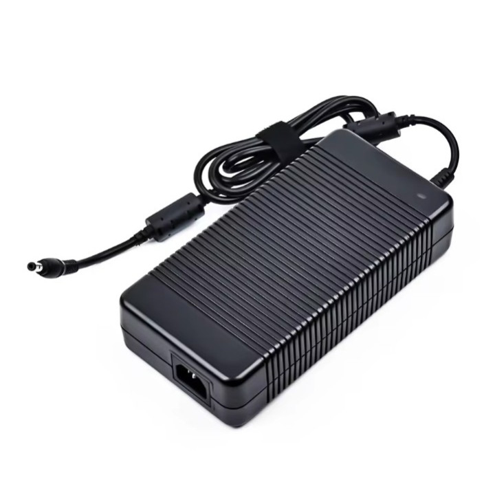 FUENTE DE ALIMENTACIÓN AC 220V/12V 20A CONECTOR 5,5 MM / 2.1 MM